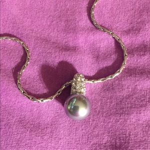 DELICATE SILVER TONE NECKLACE WITH GRAYISH PEARL